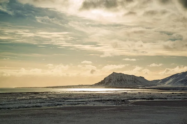 Montagnes avec le soleil reflété dans l'eau, Islande — Photo