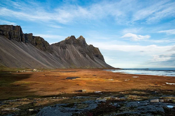 Vestrahorn horská a vikingská vesnice na Islandu — Stock fotografie