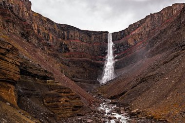 Hengifoss Şelalesi İzlanda 'nın doğu yakasında bulutlu bir günde
