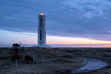 Stokkkseyri, İzlanda yakınlarındaki kırsal alanda Knarraros deniz feneri