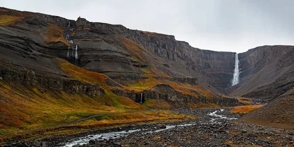 Cascata Hengifoss Nella Parte Orientale Dell Islanda Una Giornata Nuvolosa — Foto Stock