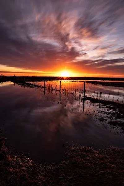 Majestätischer Sonnenuntergang Mit Wolken Bewegung Die Sich Wasser Spiegeln — Stockfoto