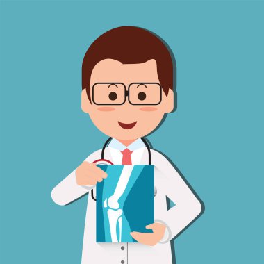 Hastanedeki hastanın göğüs röntgenini inceleyen doktor..