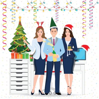 Şampanyayla christm kutluyor mutlu meslektaşları olarak Noel Baba şapkası