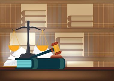 Ba tablo ve kitap raflarında bir hakimin tokmak ile hukuk kitapları
