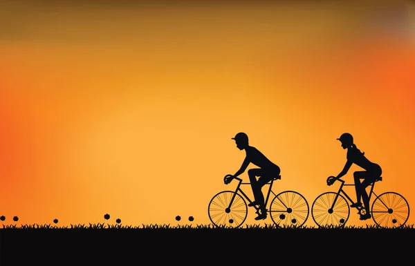 Silueta de pareja conduciendo bicicleta con hermoso cielo al atardecer . — Vector de stock