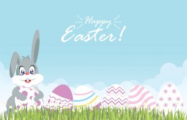 Paskalya yumurtaları ve Paskalya tavşanı dekorasyon taze yeşil çimenlerin üzerinde için