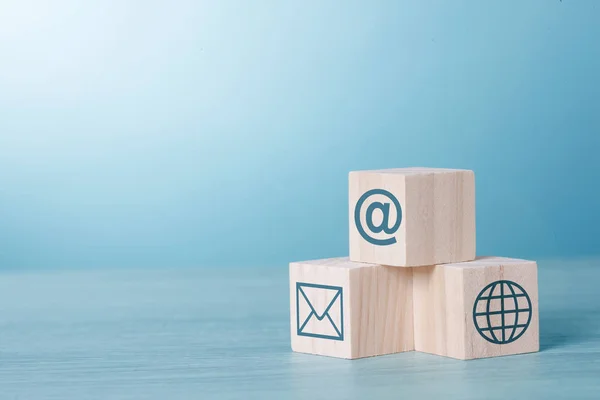 Wood Cubic Tafel Blue Tone Achtergrond Met Email Network Teken — Stockfoto