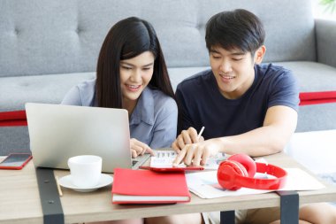 Video görüşmesi yapan iki genç iş adamının ön görüntüsü. Messing Table 'da online iş yapıyorum. Evden Çalışma Konsepti.