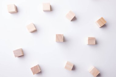 Beyaz Arkaplanda Ağaç Bloğu Kübik. Sosyal Mesafe Kavramı. Boşluğu Kopyala.