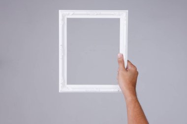 Gri arkaplanda beyaz bir çerçeve var. Fotokopi Aralığı ile.