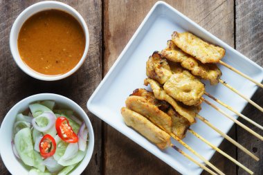 Domuz eti satay, ızgara fıstık sos ile domuz eti veya tatlı ve ekşi sos