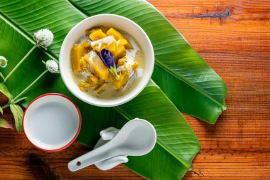 Hindistan cevizi sütlü balkabakları, sıcak bir tatlı. Hindistan cevizi sütü içindeki balkabağı, tatlı hindistan cevizi sütü içindeki Tayland Balkabağı sınıfına aittir. (Buak Phak Tong), Tayland poppula tatlısı