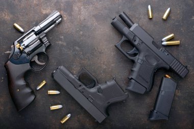 Demir kara arka planda cephaneli bir silah..