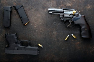 Demir kara arka planda cephaneli bir silah..