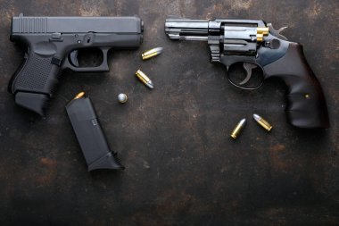 Demir kara arka planda cephaneli bir silah..