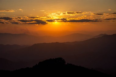 Tayland 'daki dağda Siluet Günbatımı
