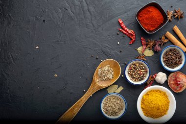 Karanlık arka planda içeriği olan baharatlar. sağlıklı ya da yemek pişirme konsepti, Asya yemekleri