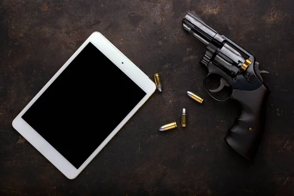 Pistolet Avec Munitions Tablette Sur Fond Sombre Fer — Photo