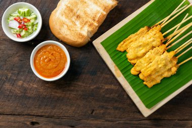 Pork satay - Fıstık soslu ızgara domuz eti ya da muz yaprağında tatlı ve ekşi sos ile servis edilir.