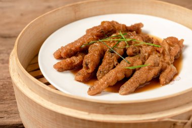 Çin usulü tavuk yemi ya da bambu buharlı buharda pişirilmiş tavuk, beyaz tabakta, üst manzara.