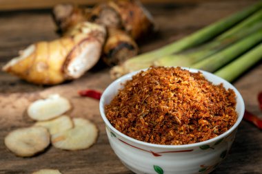 Galangal acı biber ezmesi veya Nam Prik Kha Kuzey Tayland yemeği eski ahşap arka plan drak tarzı