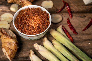 Galangal acı biber ezmesi veya Nam Prik Kha Kuzey Tayland yemeği eski ahşap arka plan drak tarzı