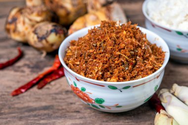 Galangal acı biber ezmesi veya Nam Prik Kha Kuzey Tayland yemeği eski ahşap arka plan drak tarzı