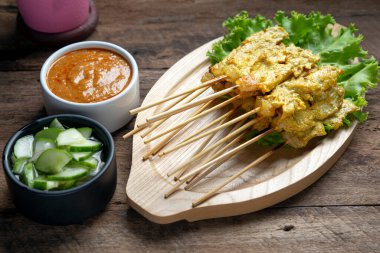 Pork satay - Fıstık soslu ızgara domuz eti ya da ekşi sos - ahşap masada Asya yemeği tarzı