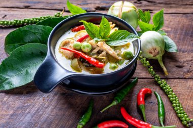 Tayland yemeği tavuk yeşil köri koyu ahşap arka planda. en üstteki görünüm