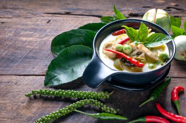 Tayland yemeği tavuk yeşil köri koyu ahşap arka planda. en üstteki görünüm