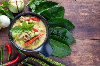 Tayland yemeği tavuk yeşil köri koyu ahşap arka planda. en üstteki görünüm