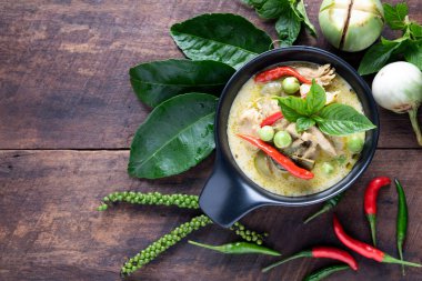 Tayland yemeği tavuk yeşil köri koyu ahşap arka planda. en üstteki görünüm