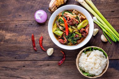 Tayland mutfağı Geang Care (Kuzey baharatlı domuz ve karışık sebze))