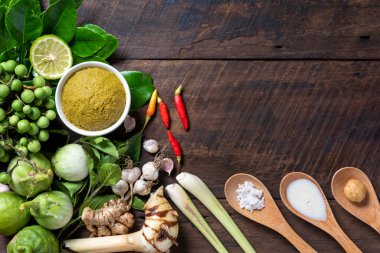 Tayland yemeği, yeşil köri tavuğu, yeşil körili domuz ya da karides, ahşap arka plan manzarası, Tayland yemeği, fotokopi alanı..