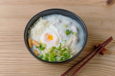 Haşlanmış yumurtalı kıyma ve üstüne zencefil ve taze soğan. Kahvaltı ve akşam yemeğinde meşhurdur, Asya çorbası.