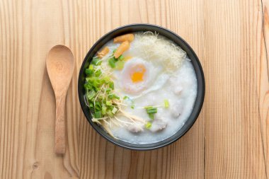 Haşlanmış yumurtalı kıyma ve üstüne zencefil ve taze soğan. Kahvaltı ve akşam yemeğinde meşhurdur, Asya çorbası.