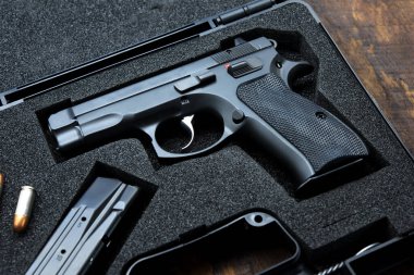 Plastik Depolama Kutusunda siyah tabanca