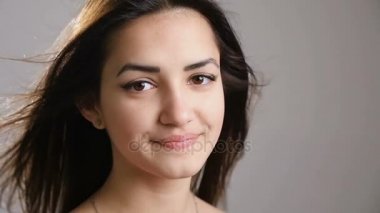 Muhteşem uzun saç siles aniden akış ile güzel bir on sekiz yaşındaki kız ve bize olumlu duygular, bize onun güzel dişleri ve ihale dudaklar Studio yavaş hareket gösteren bir sürü verir