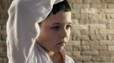 Karateka çocuk iki blok Studio çok gayretli bir şekilde kendini savunma trenler