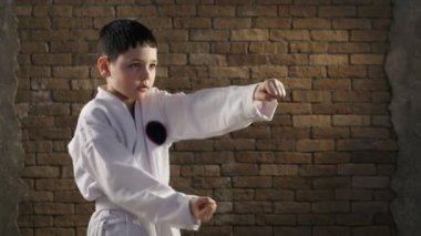 Küçük bir karateka Studio bir etkili kendini savunma hareket trenler
