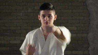 Doğrudan düz yumruklar Studio genç karateka tarafından eğitilmiştir