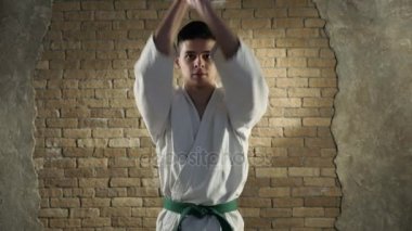 Eski bir Katana doğrama grev Studio cesur karateka tarafından uygulanan