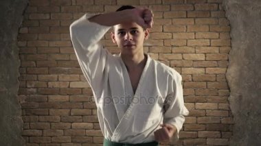 Genç sporcu kendini savunma hareketleri Studio uygulamaları
