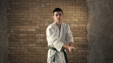 Onun katana ile eğik kesme strike studio teslim bir genç karateka