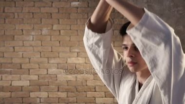 Kendini eğitim birkaç kez, onun eski katana ile cesur karateka sayısı ise