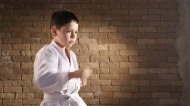 Genç karateka profilinde anlamına gelir ve doğrudan bir saldırı bir kendini savunma hareket sağlar