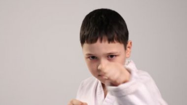 Karateka çocuk iki straitforward vuruş Studio gösterir