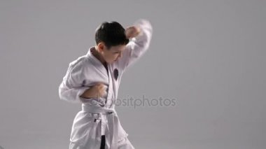 Genç karateka profilinde anlamına gelir ve iki blok Studio kendini savunma trenler