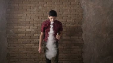 Güçlü bir duman akış ve beyaz yüzük bir kameraman için genç bir büyücü tarafından yönetmen